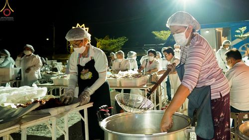 ภาพ No.72594:พิธีถวายภัตตาหารเป็นสังฆทาน แด่คณะพระธรรมยาตราฯ ในโครงการธรรมยาตรากตัญญูบูชา มหาปูชนียาจารย์ พระมงคลเทพมุนี(สด จนฺทสโร) พระผู้ปราบมาร อนุสรณ์สถาน 7 แห่ง ปีที่ 11 วันที่ 19 มกราคม พ.ศ. 2566