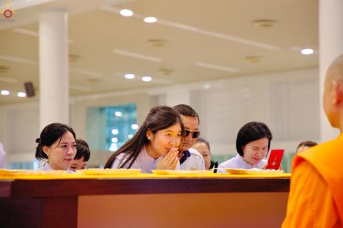 ภาพ No.311706:วันอาทิตย์ต้นเดือนที่ 1 มีนาคม พ.ศ.2569 สัมมนาพิเศษ พิธีมอบรูปหล่อโลหะหลวงปู่วัดปากน้ำ พระมงคลเทพมุนี พิธีมุทิตาสักการะในโอกาสพระครูปลัดรัตนวีรวัฒน์(รังสฤษดิ์ อิทธิจินฺตโก) เจ้าอาวาสวัดพระธรรมกาย  ดำรงตำแหน่งเป็น “ที่ปรึกษาเจ้าคณะจังหวัดปทุมธานี”  ณ ห้อง