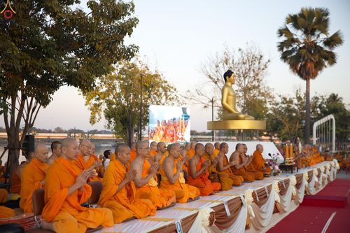 ภาพ No.284197:วันเสาร์ที่ 20 ธันวาคม พ.ศ.2568  พิธีตักบาตรพระ 10,000 รูป เนื่องในโอกาส 194 ปี จังหวัดกาญจนบุรี และอุทิศส่วนกุศลให้แด่บรรพชนทั้งหลาย บริเวณถนนสองแคว (Skywalk) เมืองกาญจนบุรี