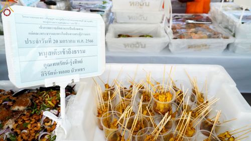 ภาพ No.72953:พิธีถวายภัตตาหารเป็นสังฆทาน แด่คณะพระธรรมยาตราฯ ในโครงการธรรมยาตรากตัญญูบูชา มหาปูชนียาจารย์ พระมงคลเทพมุนี(สด จนฺทสโร) พระผู้ปราบมาร อนุสรณ์สถาน 7 แห่ง ปีที่ 11 วันที่ 20 มกราคม พ.ศ. 2566