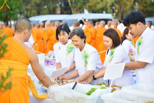 ภาพ No.106358:พิธีถวายภัตตาหารเป็นสังฆทาน แด่คณะพระธรรมยาตราฯ ในโครงการธรรมยาตรากตัญญูบูชา มหาปูชนียาจารย์ พระมงคลเทพมุนี(สด จนฺทสโร) พระผู้ปราบมาร อนุสรณ์สถาน 7 แห่ง ปีที่ 12 วันที่ 5 มกราคม พ.ศ. 2567 ณ อนุสรณ์สถานโลตัสแลนด์ จ.สุพรรณบุรี