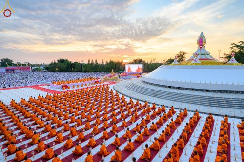 ภาพ No.70218:พิธีจุดประทีปถวายเป็นพุทธบูชา และบูชาธรรมมหาปูชนียาจารย์ ในโครงการธรรมยาตรากตัญญูบูชา มหาปูชนียาจารย์ พระมงคลเทพมุนี(สด จนฺทสโร) พระผู้ปราบมาร ปีที่ 11 ณ อนุสรณ์สถานลำดับที่ 2 สถานที่ตั้งมโนปณิธานบวชตลอดชีวิต อนุสรณ์สถานคลองบางนางแท่น อ.สามพราน จ.นครปฐม 
