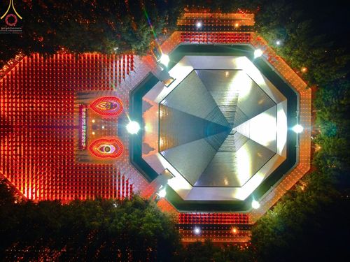 ภาพ No.69377:พิธีจุดประทีปถวายเป็นพุทธบูชา และบูชาธรรมมหาปูชนียาจารย์ ในโครงการธรรมยาตรากตัญญูบูชา มหาปูชนียาจารย์ พระมงคลเทพมุนี(สด จนฺทสโร) พระผู้ปราบมาร ปีที่ 11 ณ อนุสรณ์สถานมหาวิหารพระมงคลเทพมุนี อ.สองพี่น้อง จ.สุพรรณบุรี