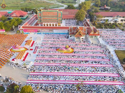 ภาพ No.72044:พิธีตักบาตรพระธรรมยาตราฯ ในโครงการธรรมยาตรากตัญญูบูชา มหาปูชนียาจารย์ พระมงคลเทพมุนี(สด จนฺทสโร) พระผู้ปราบมาร ปีที่ 11 ณ อนุสรณ์สถานลำดับที่ 3 สถานที่เกิดใหม่ในเพศสมณะ วัดสองพี่น้อง อ.สองพี่น้อง จ.สุพรรณบุรี วันที่ 18 มกราคม พ.ศ. 2566
