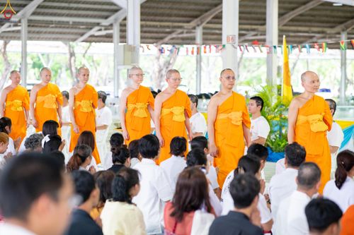 ภาพ No.338318:วันอาทิตย์ที่ 5 กรกฎาคม พศ.2569 พิธีตัดปอยผมธรรมทายาทนานาชาติ IDOP รุ่นที่ 21 จากประเทศจีน มาเลเซีย สิงคโปร์ และไต้หวัน ณ โถงช้าง วัดพระธรรมกาย