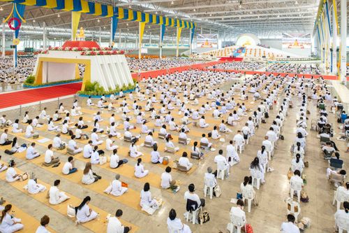 ภาพ No.318361:วันอาทิตย์ต้นเดือนที่ 5 เมษายน พ.ศ.2569 พิธีบูชาข้าวพระ ณ สภาธรรมกายสากล วัดพระธรรมกาย