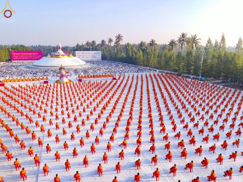 ภาพ No.70571:พิธีตักบาตรพระธรรมยาตราฯ ในโครงการธรรมยาตรากตัญญูบูชา มหาปูชนียาจารย์ พระมงคลเทพมุนี(สด จนฺทสโร) พระผู้ปราบมาร ปีที่ 11 ณ อนุสรณ์สถานลำดับที่ 2 สถานที่ตั้งมโนปณิธานบวชตลอดชีวิต อนุสรณ์สถานคลองบางนางแท่น อ.สามพราน จ.นครปฐม วันที่ 14 มกราคม พ.ศ. 2566