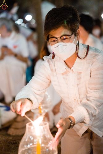 ภาพ No.69493:พิธีจุดประทีปถวายเป็นพุทธบูชา และบูชาธรรมมหาปูชนียาจารย์ ในโครงการธรรมยาตรากตัญญูบูชา มหาปูชนียาจารย์ พระมงคลเทพมุนี(สด จนฺทสโร) พระผู้ปราบมาร ปีที่ 11 ณ อนุสรณ์สถานมหาวิหารพระมงคลเทพมุนี อ.สองพี่น้อง จ.สุพรรณบุรี