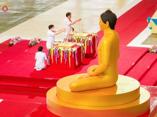 ภาพ No.83739:พิธีวางแผ่นจารึกชื่อและพิธีวางพวงมาลัยสักการะพระประธาน วันอาทิตย์ที่ 16 กรกฎาคม พ.ศ. 2566 ณ รัตนบัลลังก์ สภาธรรมกายสากล วัดพระธรรมกาย