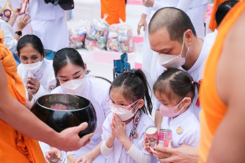 ภาพ No.69634:พิธีตักบาตรพระธรรมยาตราฯ ในโครงการธรรมยาตรากตัญญูบูชา มหาปูชนียาจารย์ พระมงคลเทพมุนี(สด จนฺทสโร) พระผู้ปราบมาร ปีที่ 11 ณ อนุสรณ์สถานลำดับที่ 1 สถานที่เกิดด้วยรูปกายเนื้อ อนุสรณ์สถานมหาวิหารพระมงคลเทพมุนี อ.สองพี่น้อง จ.สุพรรณบุรี