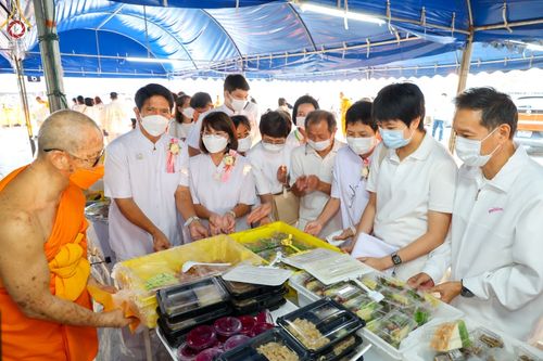 ภาพ No.74652:พิธีถวายภัตตาหารเป็นสังฆทาน แด่คณะพระธรรมยาตราฯ ในโครงการธรรมยาตรากตัญญูบูชา มหาปูชนียาจารย์ พระมงคลเทพมุนี(สด จนฺทสโร) พระผู้ปราบมาร อนุสรณ์สถาน 7 แห่ง ปีที่ 11 วันที่ 28 มกราคม พ.ศ. 2566