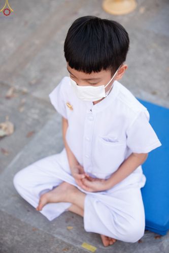 ภาพ No.73433:พิธีจุดประทีปถวายเป็นพุทธบูชา และบูชาธรรมมหาปูชนียาจารย์ ในโครงการธรรมยาตรากตัญญูบูชา มหาปูชนียาจารย์ พระมงคลเทพมุนี(สด จนฺทสโร) พระผู้ปราบมาร ปีที่ 11 ณ อนุสรณ์สถานลำดับที่ 4 สถานที่เกิดด้วยกายธรรม วัดโบสถ์ (บน) บางคูเวียง อ.บางกรวย จ.นนทบุรี วันที่ 21 