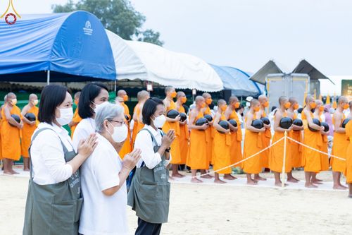 ภาพ No.70003:พิธีถวายภัตตาหารเป็นสังฆทาน แด่คณะพระธรรมยาตราฯ ในโครงการธรรมยาตราฯ ปีที่ 11 ณ อนุสรณ์สถานมหาวิหารพระมงคลเทพมุนี อ.สองพี่น้อง จ.สุพรรณบุรี วันที่ 10 มกราคม พ.ศ. 2566