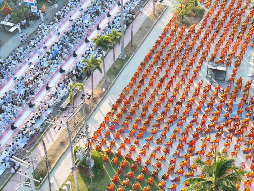 ภาพ No.284163:วันเสาร์ที่ 20 ธันวาคม พ.ศ.2568  พิธีตักบาตรพระ 10,000 รูป เนื่องในโอกาส 194 ปี จังหวัดกาญจนบุรี และอุทิศส่วนกุศลให้แด่บรรพชนทั้งหลาย บริเวณถนนสองแคว (Skywalk) เมืองกาญจนบุรี