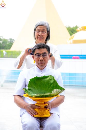 ภาพ No.330169:วันที่ 30 พฤษภาคม พ.ศ.2569 พิธีตัดปอยผมและปลงผม อุบาสกอุปสมบทอุทิศชีวิต 11 ท่าน ณ โบสถ์พระไตรปิฎก วัดพระธรรมกาย จังหวัดปทุมธานี
