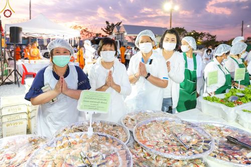 ภาพ No.74116:พิธีถวายภัตตาหารเป็นสังฆทาน แด่คณะพระธรรมยาตราฯ ในโครงการธรรมยาตรากตัญญูบูชา มหาปูชนียาจารย์ พระมงคลเทพมุนี(สด จนฺทสโร) พระผู้ปราบมาร อนุสรณ์สถาน 7 แห่ง ปีที่ 11 วันที่ 25 มกราคม พ.ศ. 2566