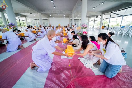 ภาพ No.65690:พิธีปลงผมและพิธีขอขมา มอบบาตรกับผ้าไตร ในโครงการอุปสมบทบูชาธรรม มหาปูชนียาจารย์ประจำปี 2565 ณ ศูนย์ปฎิบัติธรรมสมุทรปราการ(บางบ่อ)  วันอาทิตย์ที่ 20 พฤศจิกายน พ.ศ. 2565