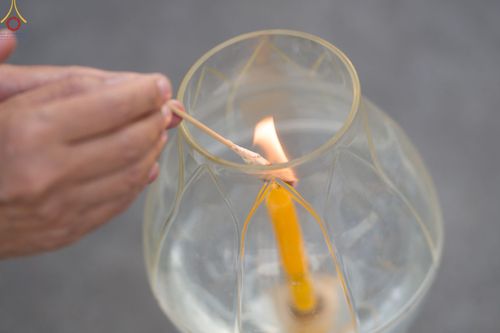 ภาพ No.73399:พิธีจุดประทีปถวายเป็นพุทธบูชา และบูชาธรรมมหาปูชนียาจารย์ ในโครงการธรรมยาตรากตัญญูบูชา มหาปูชนียาจารย์ พระมงคลเทพมุนี(สด จนฺทสโร) พระผู้ปราบมาร ปีที่ 11 ณ อนุสรณ์สถานลำดับที่ 4 สถานที่เกิดด้วยกายธรรม วัดโบสถ์ (บน) บางคูเวียง อ.บางกรวย จ.นนทบุรี วันที่ 21 