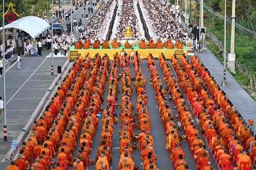 ภาพ No.281521:วันอาทิตย์ที่ 28 ธันวาคม พ.ศ.2568 ตักบาตรพระ 1000 รูป ปีที่ 1 ทำบุญเมืองสตูลส่งท้ายปี ณ หน้าโรงเรียนสตูลวิทยา จ.สตูล