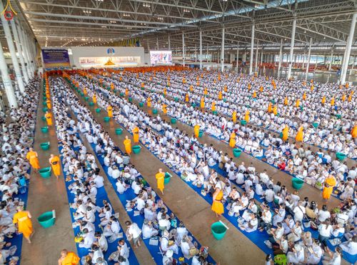 ภาพ No.327925:วันที่ 3 พฤษภาคม พ.ศ.2569 พิธีตักบาตร ข้าวสารอาหารแห้ง ณ บ้านแก้วเรือนทองคุณยายอาจารย์ฯ วัดพระธรรมกาย