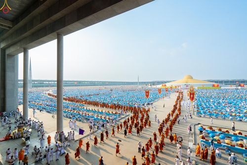 ภาพ No.324448:วันที่ 22 เมษายน พ.ศ.2569 (วันคุ้มครองโลก) งานถวายมหาสังฆทาน 40,000 กว่าวัดทั่วประเทศ บรรยากาศพระสังฆาธิการและสาธุชน  เดินทางเข้าลานธรรม วัดพระธรรมกาย