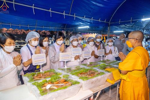 ภาพ No.74395:พิธีถวายภัตตาหารเป็นสังฆทาน แด่คณะพระธรรมยาตราฯ ในโครงการธรรมยาตรากตัญญูบูชา มหาปูชนียาจารย์ พระมงคลเทพมุนี(สด จนฺทสโร) พระผู้ปราบมาร อนุสรณ์สถาน 7 แห่ง ปีที่ 11 วันที่ 26 มกราคม พ.ศ. 2566