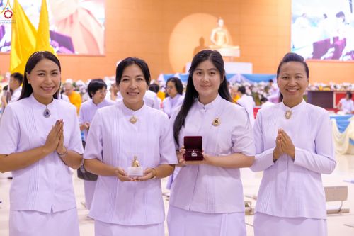 ภาพ No.311673:วันอาทิตย์ต้นเดือนที่ 1 มีนาคม พ.ศ.2569 สัมมนาพิเศษ พิธีมอบรูปหล่อโลหะหลวงปู่วัดปากน้ำ พระมงคลเทพมุนี พิธีมุทิตาสักการะในโอกาสพระครูปลัดรัตนวีรวัฒน์(รังสฤษดิ์ อิทธิจินฺตโก) เจ้าอาวาสวัดพระธรรมกาย  ดำรงตำแหน่งเป็น “ที่ปรึกษาเจ้าคณะจังหวัดปทุมธานี”  ณ ห้อง