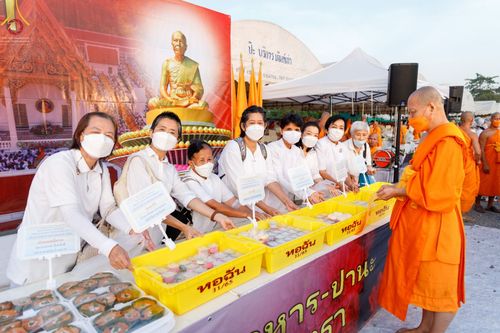 ภาพ No.73068:พิธีถวายภัตตาหารเป็นสังฆทาน แด่คณะพระธรรมยาตราฯ ในโครงการธรรมยาตรากตัญญูบูชา มหาปูชนียาจารย์ พระมงคลเทพมุนี(สด จนฺทสโร) พระผู้ปราบมาร อนุสรณ์สถาน 7 แห่ง ปีที่ 11 วันที่ 21 มกราคม พ.ศ. 2566