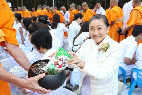 ภาพ No.289447:วันที่ 7 มกราคม พ.ศ. 2569 พิธีตักบาตรพระธรรมยาตรา ณ อนุสรณ์สถานลำดับที่ 1 สถานที่เกิดด้วยรูปกายเนื้อ อนุสรณ์สถานมหาวิหารพระมงคลเทพมุนี (โลตัสแลนด์) อ.สองพี่น้อง จ.สุพรรณบุรี ในโครงการธรรมยาตรา กตัญญูบูชา มหาปูชนียาจารย์ พระมงคลเทพมุนี(สด จนฺทสโร) พระผู้ป