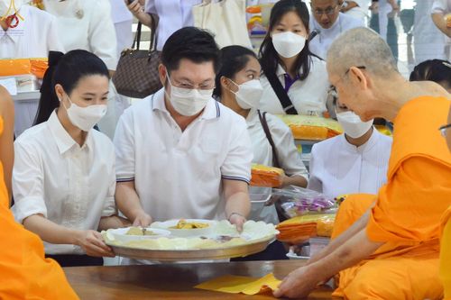 ภาพ No.75456:พิธีสวดพระพุทธมนต์และถวายภัตตาหารเป็นสังฆทาน เนื่องในวันมหาปูชนียาจารย์ วันที่ 3 กุมภาพันธ์ พ.ศ. 2565 ณ วัดพระธรรมกาย อ.คลองหลวง จ.ปทุมธานี