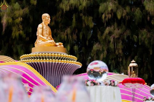 ภาพ No.69458:พิธีจุดประทีปถวายเป็นพุทธบูชา และบูชาธรรมมหาปูชนียาจารย์ ในโครงการธรรมยาตรากตัญญูบูชา มหาปูชนียาจารย์ พระมงคลเทพมุนี(สด จนฺทสโร) พระผู้ปราบมาร ปีที่ 11 ณ อนุสรณ์สถานมหาวิหารพระมงคลเทพมุนี อ.สองพี่น้อง จ.สุพรรณบุรี