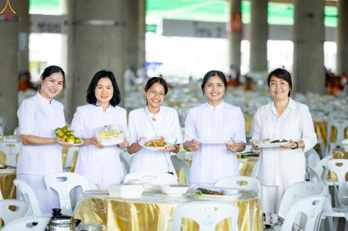 ภาพ No.323718:วันที่ 22 เมษายน พ.ศ.2569(วันคุ้มครองโลก) งานถวายมหาสังฆทาน 40,000 กว่าวัดทั่วประเทศ คณะสงฆ์ฉันภัตตาหารเพล