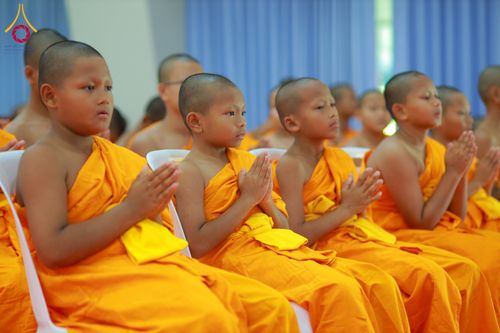 ภาพ No.321805:วันที่ 12 เมษายน พ.ศ.2569 ตักบาตรสงกรานต์ฉลองสามเณรใหม่  ณ ศูนย์ปฏิบัติธรรมระยอง(บ้านช่องลม)