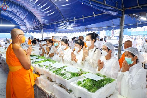 ภาพ No.74522:พิธีถวายภัตตาหารเป็นสังฆทาน แด่คณะพระธรรมยาตราฯ ในโครงการธรรมยาตรากตัญญูบูชา มหาปูชนียาจารย์ พระมงคลเทพมุนี(สด จนฺทสโร) พระผู้ปราบมาร อนุสรณ์สถาน 7 แห่ง ปีที่ 11 วันที่ 27 มกราคม พ.ศ. 2566