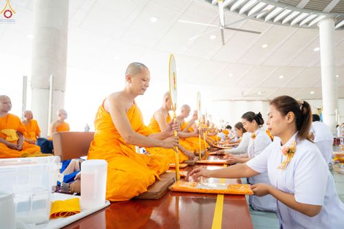 ภาพ No.348211:วันที่ 10 กันยายน พ.ศ.2569 พิธีสวดพระพุทธมนต์ และถวายภัตตาหารเป็นสังฆทาน เนื่องในวันครบ 26 ปี วันคล้ายละสังขาร คุณยายอาจารย์มหารัตนอุบาสิกาจันทร์ ขนนกยูง ณ หอฉันคุณยายอาจารย์ฯ วัดพระธรรมกาย