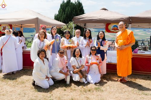 ภาพ No.286150:วันที่ 13 กรกฎาคม พ.ศ. 2568  พิธีทอดผ้าป่าฉลอง 13 ปี  วัดพระธรรมกายสวิตเซอร์แลนด์