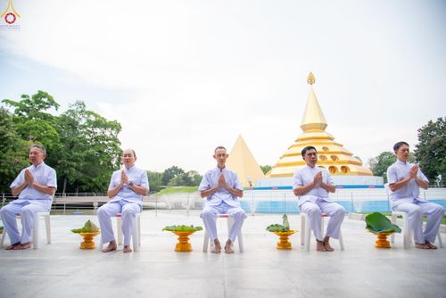 ภาพ No.330517:วันที่ 30 พฤษภาคม พ.ศ.2569 พิธีตัดปอยผมและปลงผม อุบาสกอุปสมบทอุทิศชีวิต 11 ท่าน (ภาพชุดที่ 2) ณ โบสถ์พระไตรปิฎก วัดพระธรรมกาย จังหวัดปทุมธานี