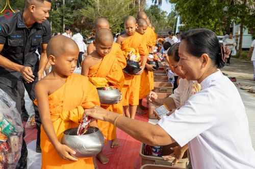 ภาพ No.137655:พิธีตักบาตร พิธีถวายสังฆทานแด่คณะสงฆ์ 323 วัด พิธีทำบุญอุทิศส่วนกุศลแด่ผู้วายชนม์ ในเหตุการณ์ความไม่สงบ 4 จังหวัดชายแดนภาคใต้ ปีที่ 20 ครั้งที่ 169 และพิธีมอบกองทุนหนุนแรงใจช่วยครูใต้ ปีที่ 17 ครั้งที่ 134 วันที่ 25 พฤษภาคม พ.ศ.2567 อ.ตากใบ จ.นราธิวาส