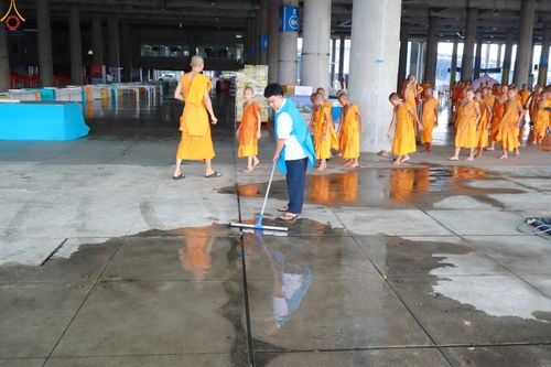 ภาพ No.322986:วันที่ 17-19 เมษายน พ.ศ.2569 การปูผ้ากระสอบขาว , เตรียมจุดฉัน , เตรียมจุดพักค้าง เพื่องานถวายมหาสังฆทาน 40,000 กว่าวัดทั่วประเทศ วันคุ้มครองโลก 22 เมษายน พ.ศ.2569 วัดพระธรรมกาย