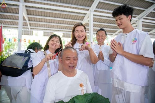 ภาพ No.338285:วันอาทิตย์ที่ 5 กรกฎาคม พศ.2569 พิธีตัดปอยผมธรรมทายาทนานาชาติ IDOP รุ่นที่ 21 จากประเทศจีน มาเลเซีย สิงคโปร์ และไต้หวัน ณ โถงช้าง วัดพระธรรมกาย