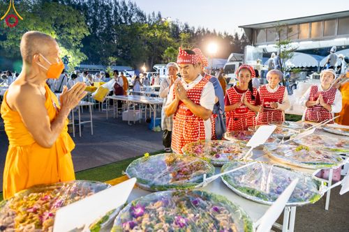 ภาพ No.106324:พิธีถวายภัตตาหารเป็นสังฆทาน แด่คณะพระธรรมยาตราฯ ในโครงการธรรมยาตรากตัญญูบูชา มหาปูชนียาจารย์ พระมงคลเทพมุนี(สด จนฺทสโร) พระผู้ปราบมาร อนุสรณ์สถาน 7 แห่ง ปีที่ 12 วันที่ 5 มกราคม พ.ศ. 2567 ณ อนุสรณ์สถานโลตัสแลนด์ จ.สุพรรณบุรี