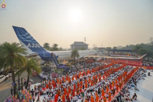 ภาพ No.321054:วันอาทิตย์ที่ ๑๒ เมษายน พ.ศ ๒๕๖๙ พิธีตักบาตรปี๋ใหม่เมืองพระภิกษุสงฆ์ ๓๓๙ รูป  อุทิศถวายพระราชกุศลสมเด็จพระนางสิริกิติ์  พระบรมราชินีนาถ พระบรมราชชนนีพันปีหลวง และฉลองเมืองแม่แตงครบรอบ ๑๑๙ ปี ณ ลานโรงแรมแอร์ไดมอนด์ อำเภอแม่แตง จังหวัดเชียงใหม่