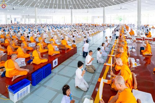 ภาพ No.337498:วันจันทร์ที่ 29 มิถุนายน พ.ศ.2569 (วันพระขึ้น 15 ค่ำ เดือน 8) พิธีบุพเปตพลี ครั้งที่ 184 ณ หอฉันคุณยายอาจารย์ฯ  พิธีสวดธัมมจักกัปปวัตนสูตร ครบ 8,495,000,000 จบ ณ มหาวิหารคด วัดพระธรรมกาย
