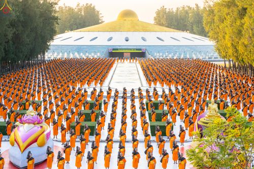 ภาพ No.281635:วันที่ 24 ธันวาคม พ.ศ.2568 พระธรรมยาตรา ปฏิบัติธรรม และถ่ายภาพหมู่ประวัติศาสตร์ ณ ลานหน้ามหาวิหารพระมงคลเทพมุนีฯ วัดพระธรรมกาย
