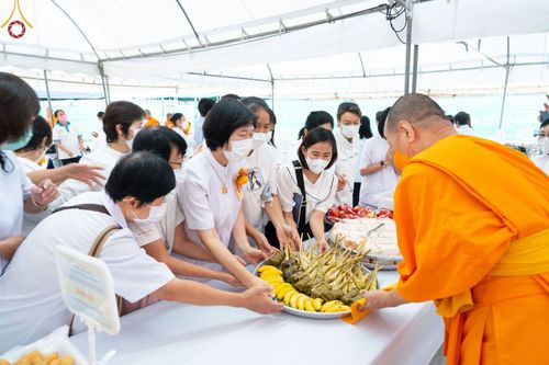 ภาพ No.70393:พิธีถวายภัตตาหารเป็นสังฆทาน แด่คณะพระธรรมยาตราฯ ในโครงการธรรมยาตราฯ ปีที่ 11 ณ อนุสรณ์สถานคลองบางนางแท่น อ.สามพราน จ.นครปฐม วันที่ 12 มกราคม พ.ศ. 2566