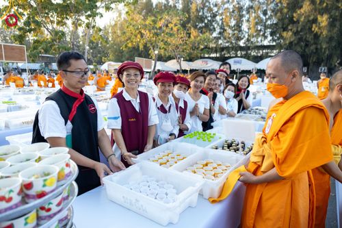 ภาพ No.106039:พิธีถวายภัตตาหารเป็นสังฆทาน แด่คณะพระธรรมยาตราฯ ในโครงการธรรมยาตรากตัญญูบูชา มหาปูชนียาจารย์ พระมงคลเทพมุนี(สด จนฺทสโร) พระผู้ปราบมาร อนุสรณ์สถาน 7 แห่ง ปีที่ 12 วันที่ 3 มกราคม พ.ศ. 2567 ณ อนุสรณ์สถานโลตัสแลนด์ จ.สุพรรณบุรี