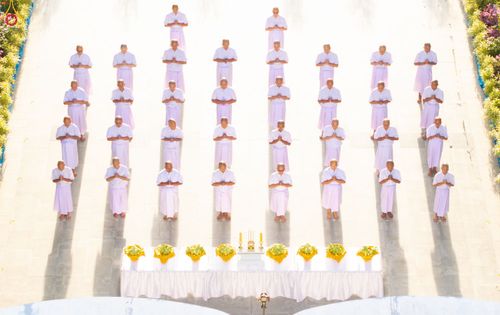 ภาพ No.350764:วันที่ 19 กันยายน พ.ศ.2569 พิธีบรรพชาอุปสมบท โครงการอุปสมบทหมู่บูชาธรรม ครบรอบ 109 ปี วันครูผู้ค้นพบวิชชาธรรมกาย ณ โบสถ์พระไตรปิฏก วัดพระธรรมกาย