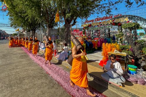 ภาพ No.105666:พิธีต้อนรับพระธรรมยาตรา ในโครงการธรรมยาตรากตัญญูบูชา มหาปูชนียาจารย์ พระมงคลเทพมุนี(สด จนฺทสโร) พระผู้ปราบมาร อนุสรณ์สถาน 7 แห่ง ปีที่ 12 วันที่ 3 มกราคม พ.ศ. 2567 ณ อนุสรณ์สถานโลตัสแลนด์ จ.สุพรรณบุรี