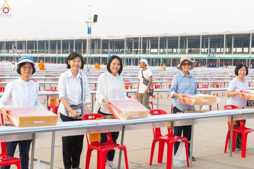 ภาพ No.322577:วันที่ 17 เมษายน พ.ศ.2569 การเรียงกล่องไทยธรรม เรียงน้ำดื่ม เรียงร่ม ณ ลานธรรมพระมหาธรรมกายเจดีย์ เพื่องานถวายมหาสังฆทาน 40,000 กว่าวัดทั่วประเทศ วันคุ้มครองโลก 22 เมษายน พ.ศ.2569 วัดพระธรรมกาย