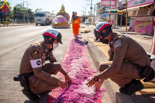 ภาพ No.106150:พิธีต้อนรับพระธรรมยาตรา ชุด 2 ในโครงการธรรมยาตรากตัญญูบูชา มหาปูชนียาจารย์  พระมงคลเทพมุนี(สด จนฺทสโร) พระผู้ปราบมาร  อนุสรณ์สถาน 7 แห่ง ปีที่ 12  วันที่ 3 มกราคม พ.ศ. 2567  ณ อนุสรณ์สถานโลตัสแลนด์ จ.สุพรรณบุรี